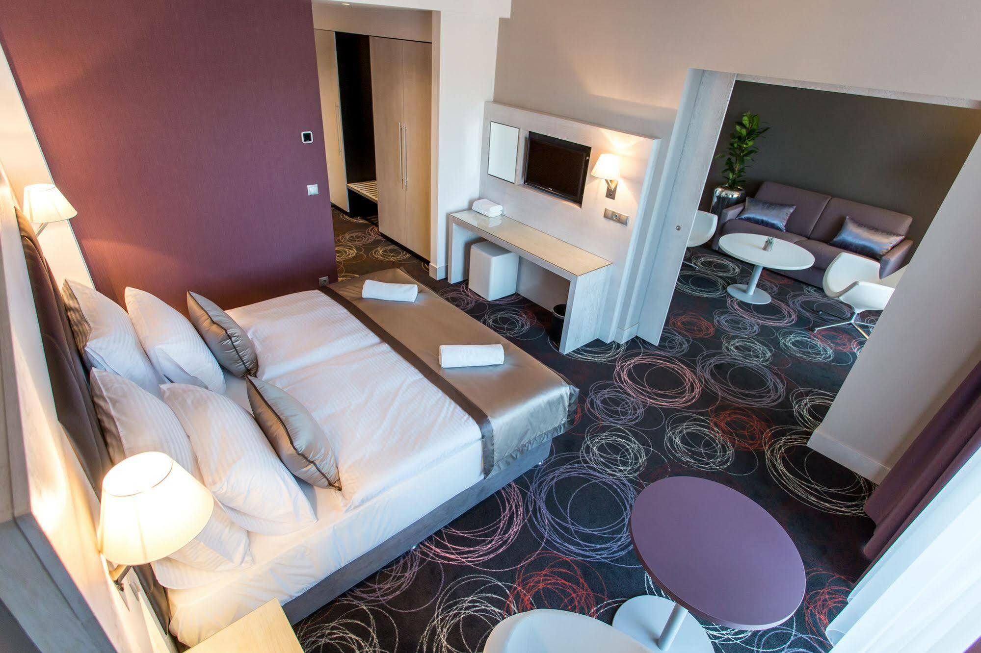 Aura Hotel Adults Only Balatonfured Bagian luar foto