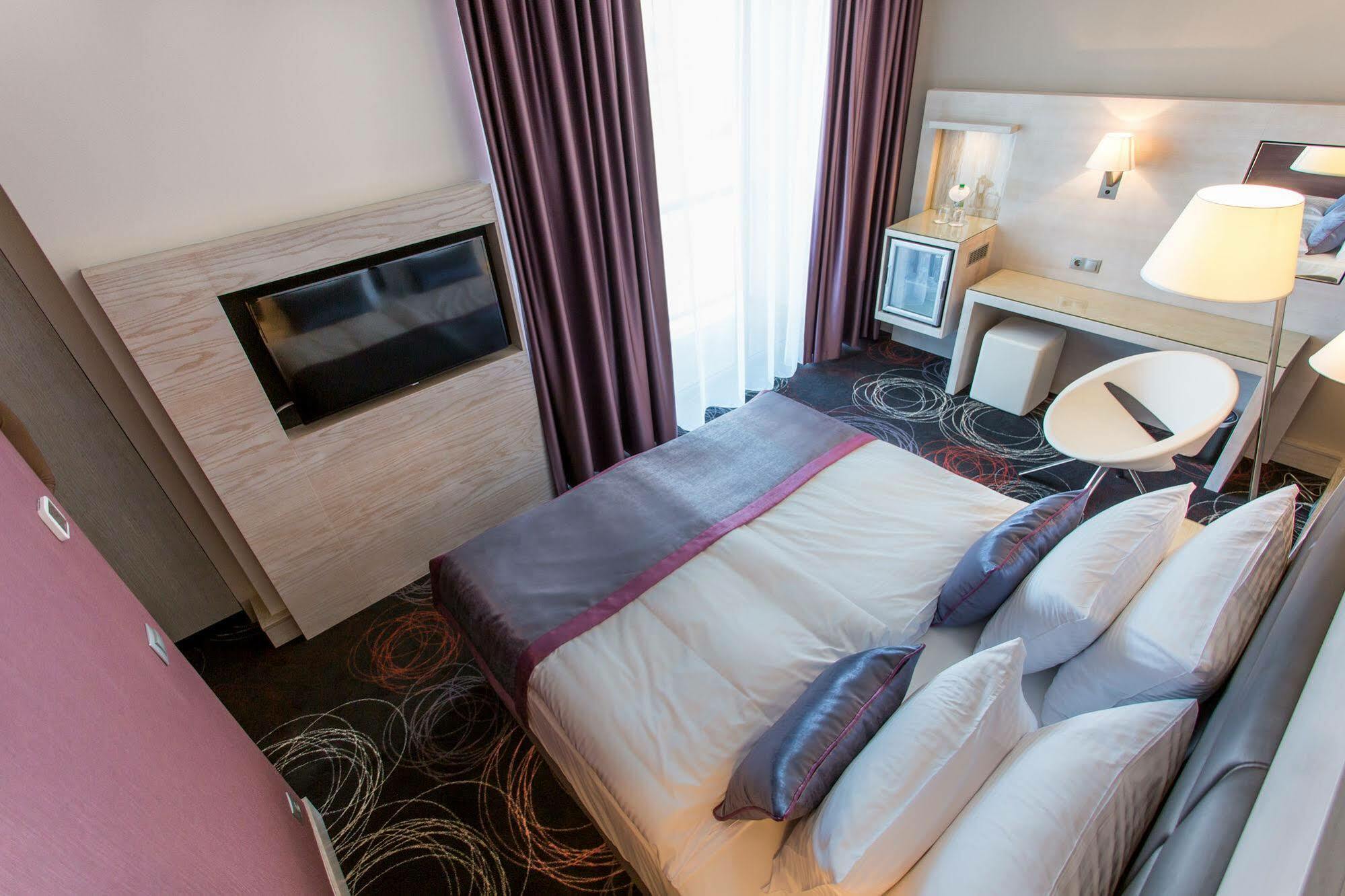 Aura Hotel Adults Only Balatonfured Bagian luar foto