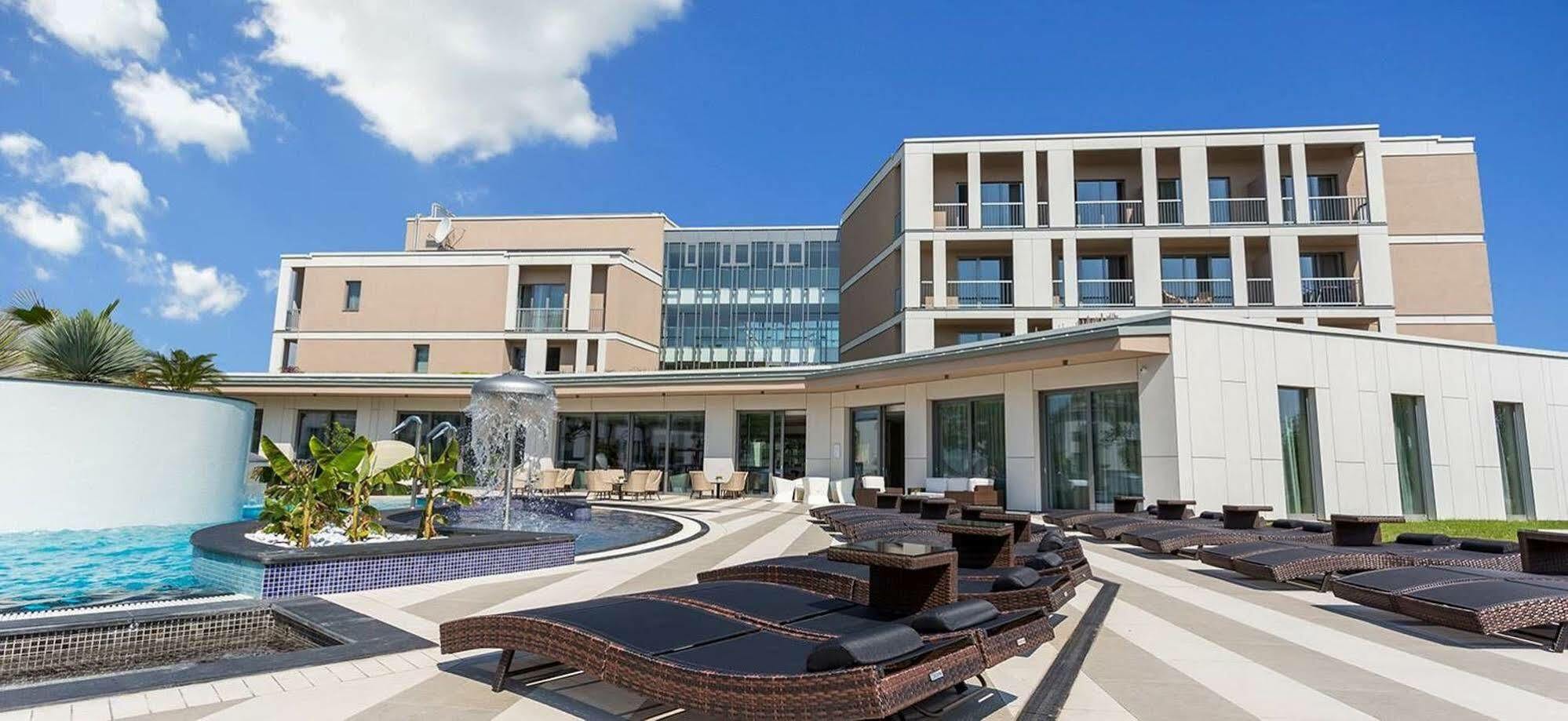 Aura Hotel Adults Only Balatonfured Bagian luar foto